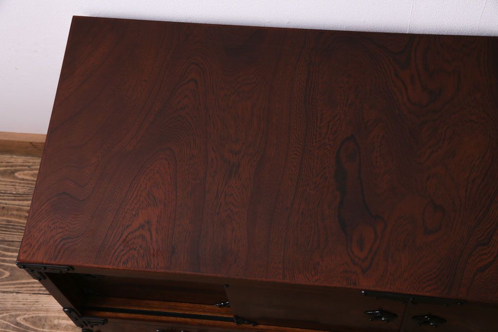 中古　岩谷堂箪笥　くっきりとした木目と重厚な金具の脚付きローボード(リビングボード、収納棚)