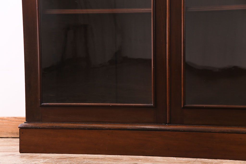 アンティーク家具　イギリスアンティーク　マホガニー材　上品さが漂うシンプルな本箱(飾り棚、キャビネット)