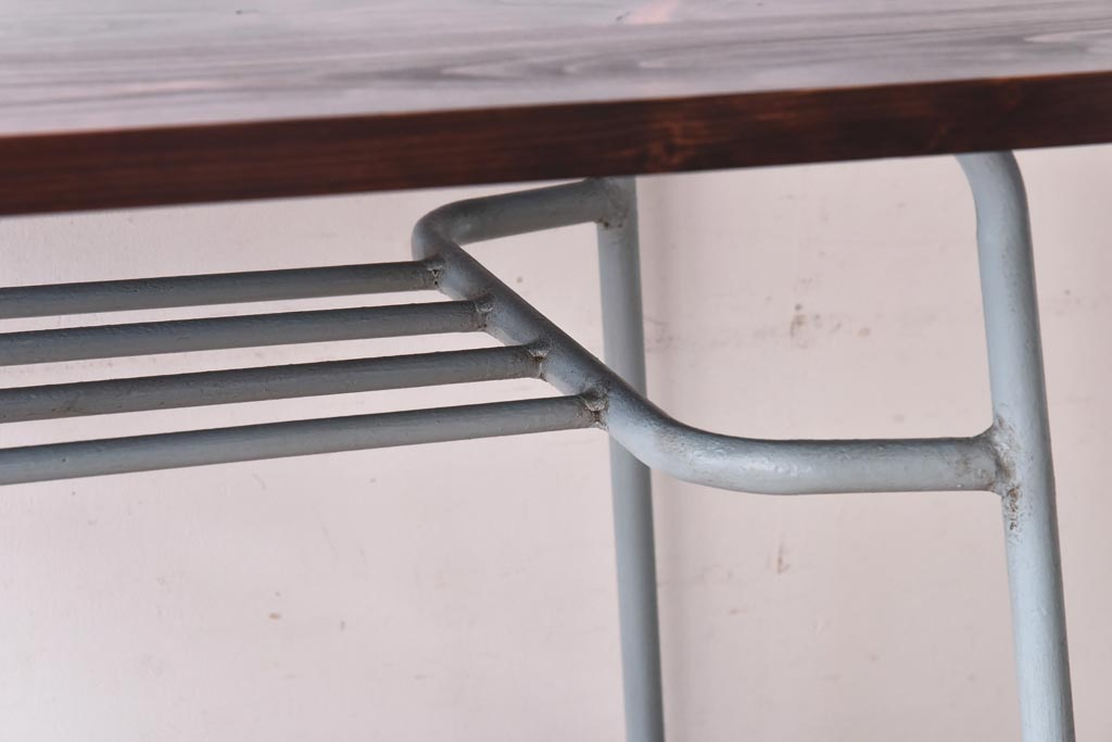 アンティーク家具　ヒノキ材製天板　淡いペイントカラーのアイアンテーブル(作業台、カフェテーブル)