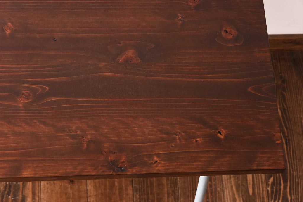 アンティーク家具　ヒノキ材製天板　淡いペイントカラーのアイアンテーブル(作業台、カフェテーブル)(1)