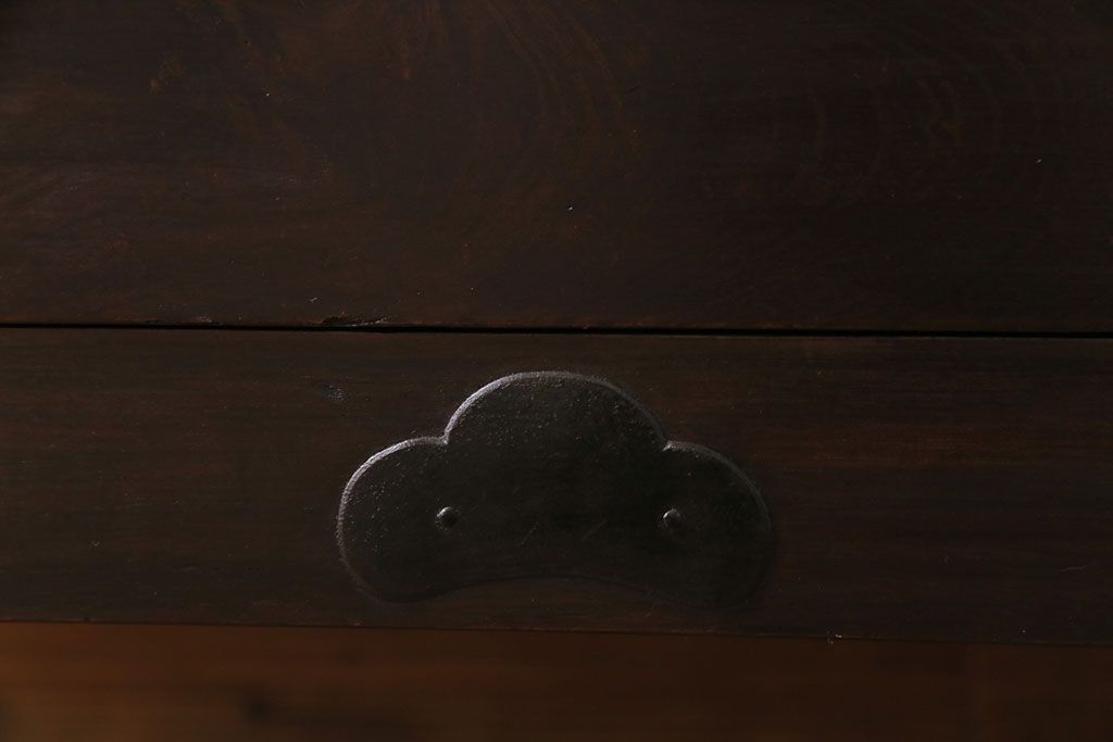 アンティーク家具　昭和期　前面ケヤキ材　松の金具がアクセントの鉄脚付き時代箪笥ローチェスト(ローボード、リビングボード、衣装箪笥)