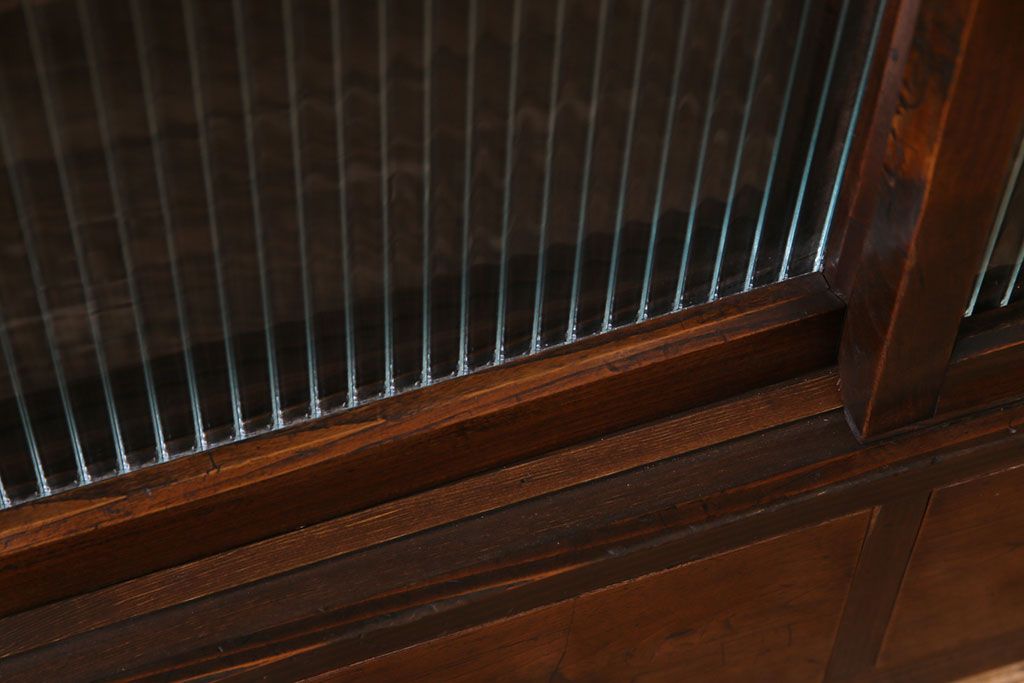 レトロ家具　昭和レトロ　モールガラス入り　味わいのある趣が魅力の戸棚(収納棚、本箱)