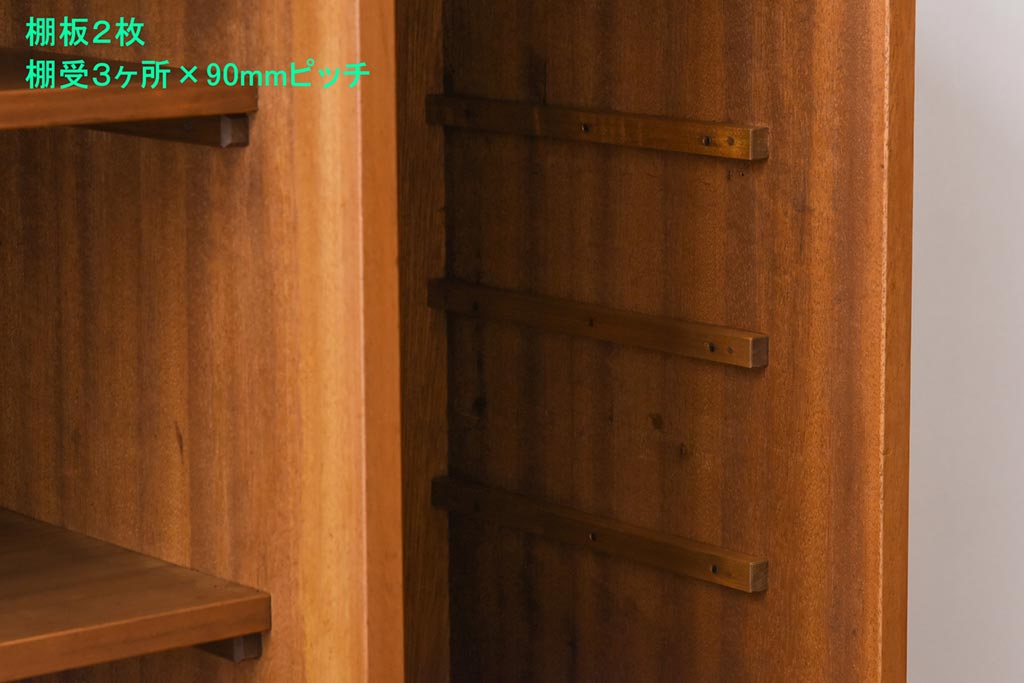 リメイク家具　明るい木の色味がレトロな雰囲気の鉄脚付きガラス戸棚(収納棚、飾り棚、食器棚)