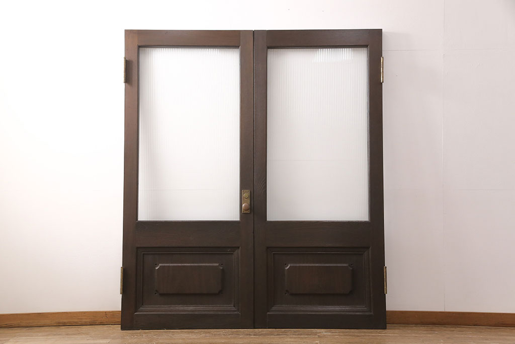 【加工実例】明治大正期のドアに高品質リペアを施しました。高さをご希望通りにリサイズし、クリアガラスからモールガラスへ差し替え。もとの濃い茶色の色味をそのままに仕上げました。(木製扉、建具)