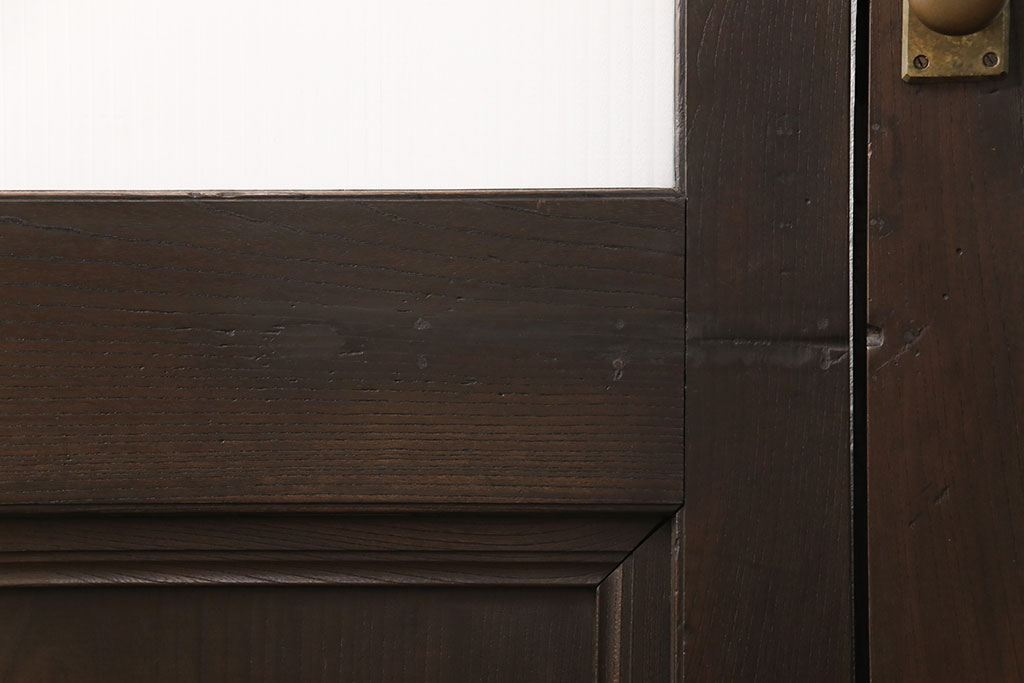 【加工実例】明治大正期のドアに高品質リペアを施しました。高さをご希望通りにリサイズし、クリアガラスからモールガラスへ差し替え。もとの濃い茶色の色味をそのままに仕上げました。(木製扉、建具)