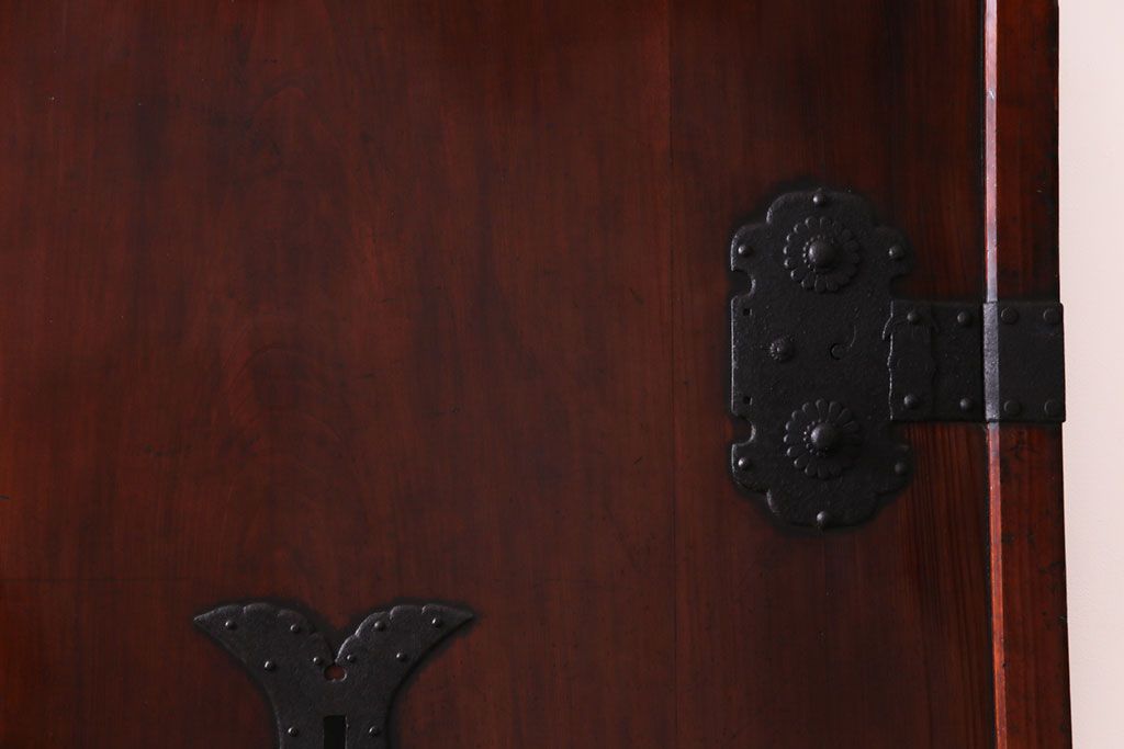 和製アンティーク　ヒノキ材　赤みがかった色合いが目を引く漆塗りの蔵戸(引き戸、建具、玄関戸)