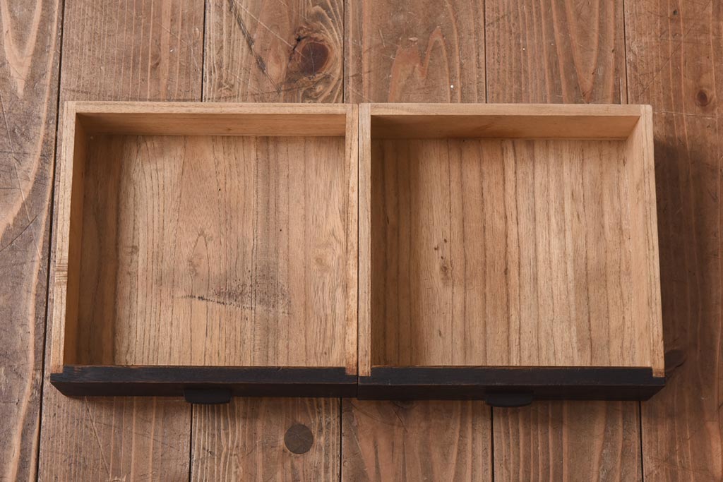 アンティーク家具　和製アンティーク　浮造り仕上げ　栗材の木目が味わい深い飾り棚(茶棚)