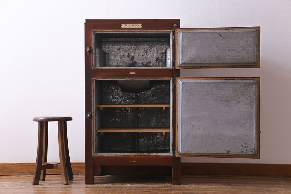アンティーク雑貨　昭和レトロ　ディスプレイにおすすめの古い木製冷蔵庫(収納棚)