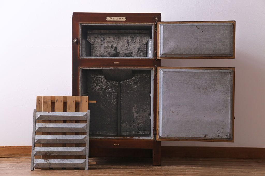アンティーク雑貨 昭和レトロ ディスプレイにおすすめの古い木製冷蔵庫