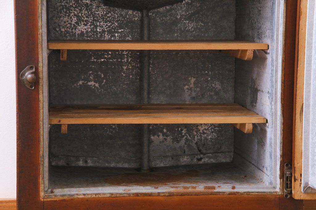 アンティーク雑貨　昭和レトロ　ディスプレイにおすすめの古い木製冷蔵庫(収納棚)