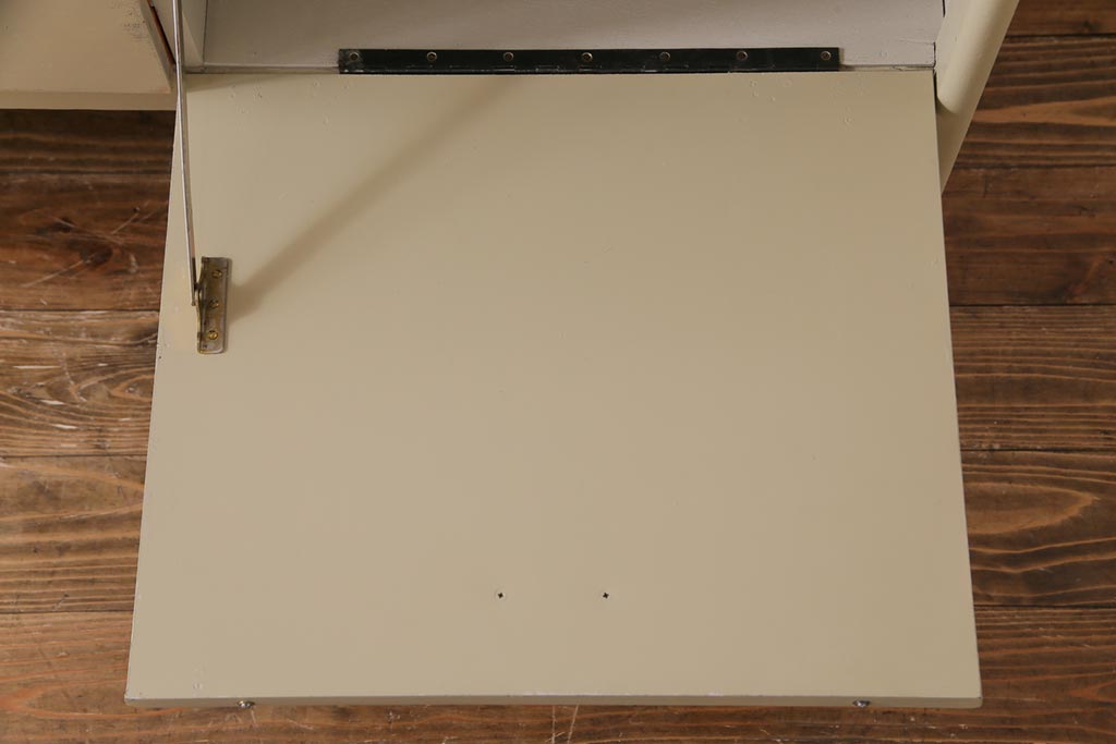 ヴィンテージ家具　北欧ビンテージ　ナチュラルテイストにぴったりなペイントサイドボード(リビングボード)