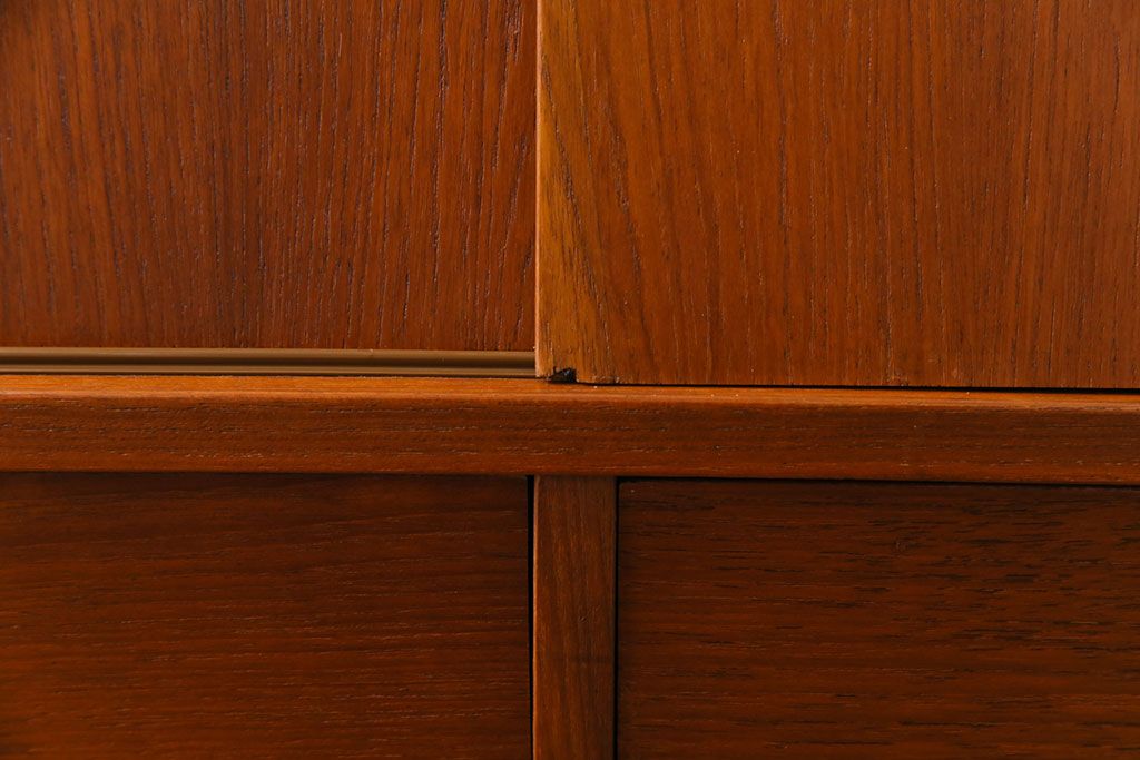 ビンテージ家具　北欧ヴィンテージ　チーク材　コンパクトに使えるシンプルなサイドボード(収納棚、ダイニングボード)