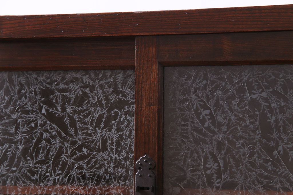 アンティーク家具　和製アンティーク　漆塗り　結霜ガラス入り　杢目が目を引く前面ケヤキ材の戸棚(収納棚、キャビネット)