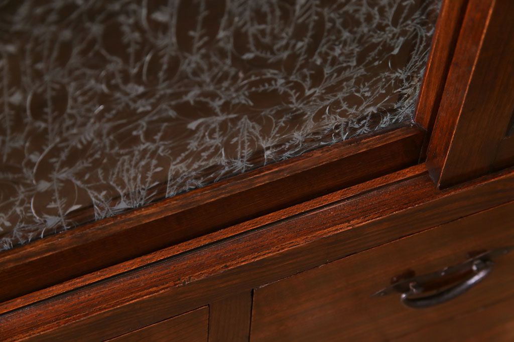 アンティーク家具　和製アンティーク　漆塗り　結霜ガラス入り　杢目が目を引く前面ケヤキ材の戸棚(収納棚、キャビネット)