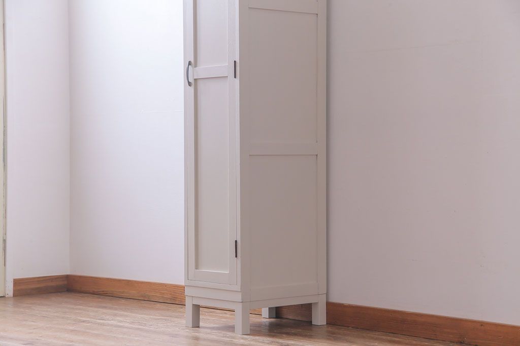 ヴィンテージ家具　ビンテージ　ホワイトカラーが明るい印象を与える縦型ペイントロッカー(キャビネット)