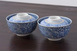 上手物　幕末〜明治期　成化年製　伊万里焼　色絵　金襴手　染付　金彩　花蝶図　鶴　4.4寸　約13cm　色彩豊かな絵付けで食卓が明るくなる蓋付き茶碗3客セット(和食器、和皿、四寸四分)(R-062343)