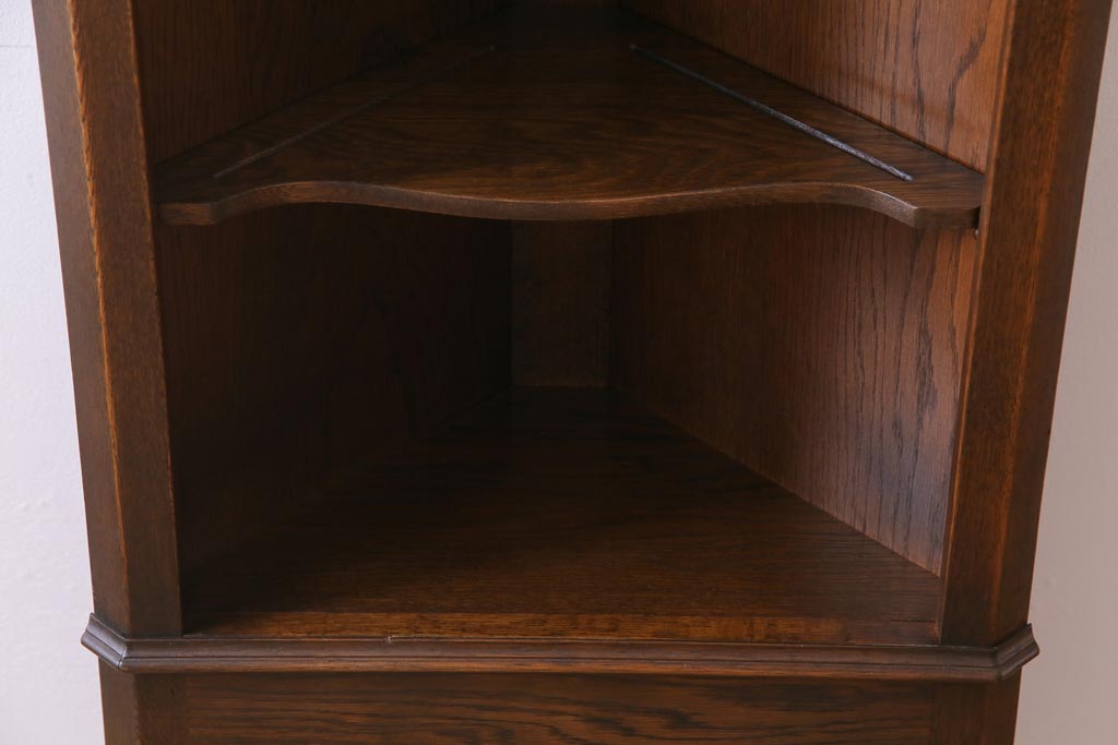 ヴィンテージ家具　イギリスビンテージ　気品漂うなめらかなデザインのコーナーキャビネット(オープンラック、収納棚)
