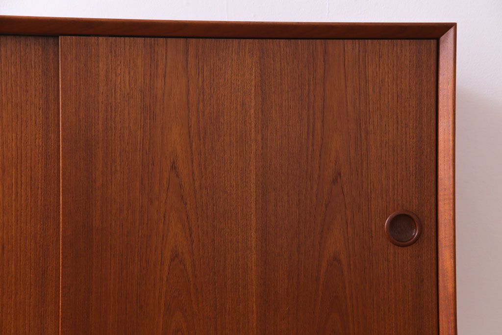 デンマーク家具　チーク材　横付きの脚が個性的なビンテージサイドボード(収納棚、リビングボード)