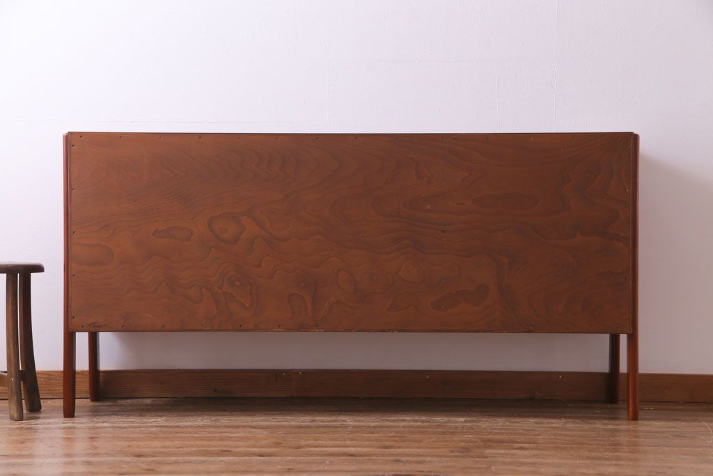 デンマーク家具　チーク材　横付きの脚が個性的なビンテージサイドボード(収納棚、リビングボード)
