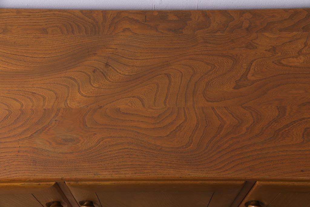 ヴィンテージ家具　イギリスビンテージ　楡材　ERCOL(アーコール)　丸みのあるフォルムのキャスター付きサイドボード(収納棚、キャビネット)