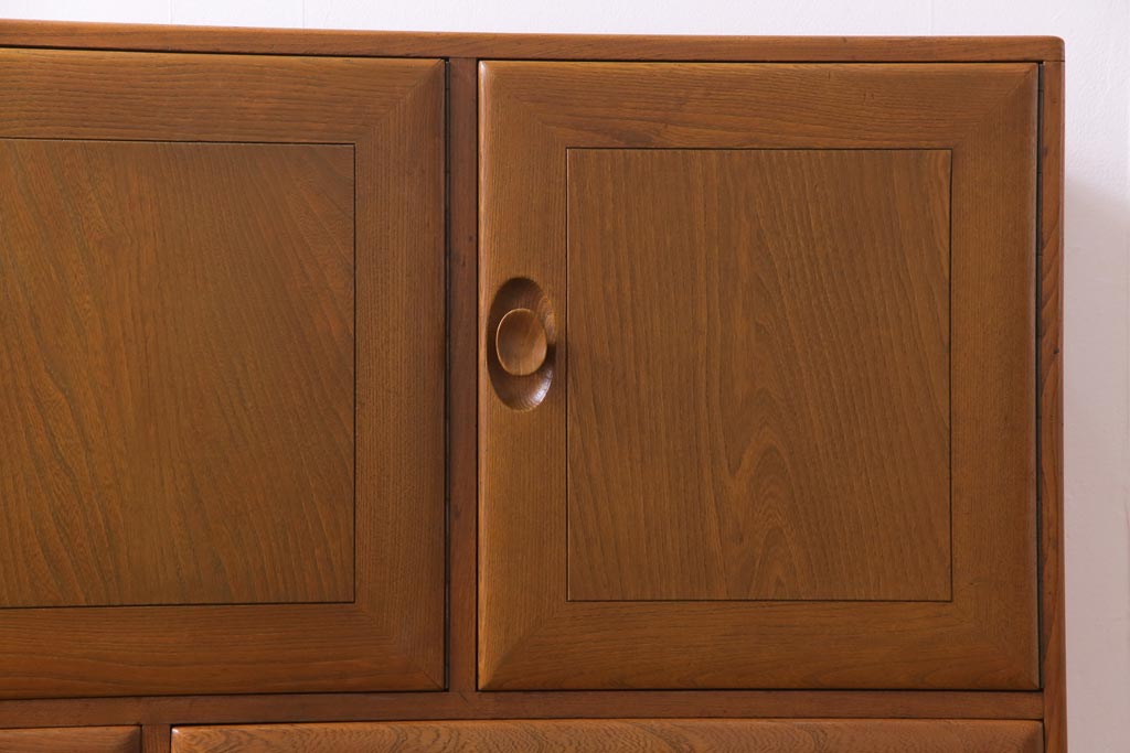 ヴィンテージ家具　イギリスビンテージ　楡材　ERCOL(アーコール)　丸みのあるフォルムのキャスター付きサイドボード(収納棚、キャビネット)