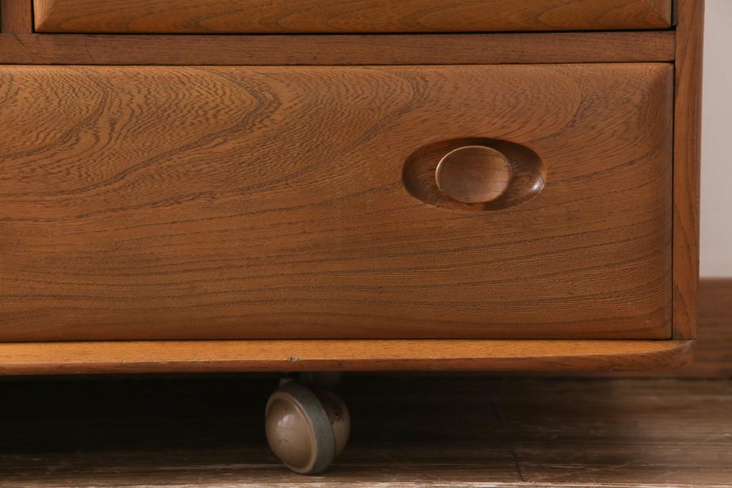 ヴィンテージ家具　イギリスビンテージ　楡材　ERCOL(アーコール)　丸みのあるフォルムのキャスター付きサイドボード(収納棚、キャビネット)