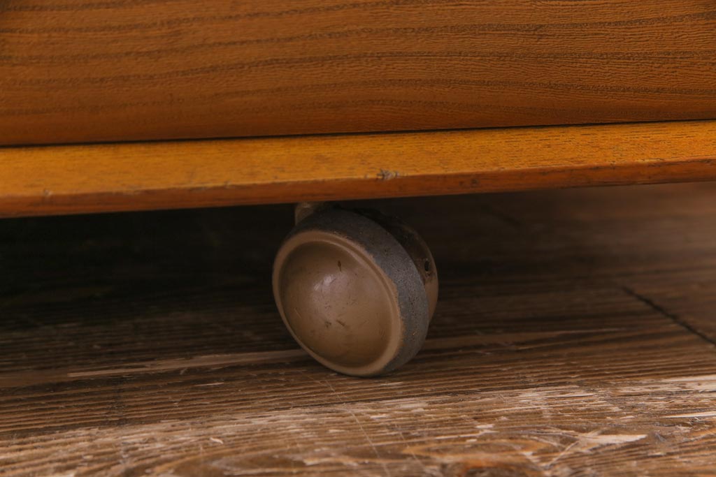 ヴィンテージ家具　イギリスビンテージ　楡材　ERCOL(アーコール)　丸みのあるフォルムのキャスター付きサイドボード(収納棚、キャビネット)