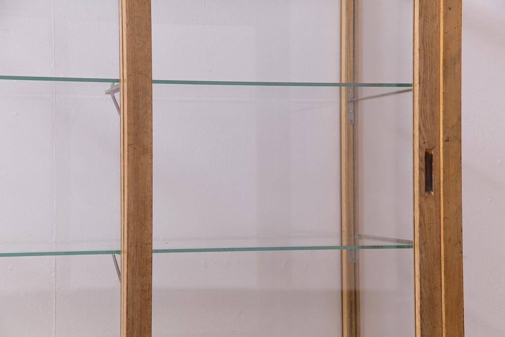 レトロ家具　昭和レトロ　ナラ材　明るい木の色合いがレトロ感を漂わせる5面ガラスのショーケース(飾り棚、陳列棚、ガラスケース)
