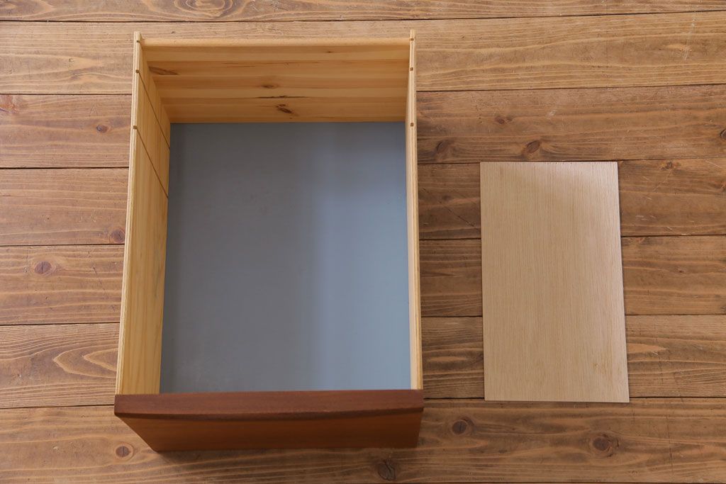 ヴィンテージ家具　北欧ビンテージ　シンプルなデザインの引き出し付きワークデスク(片袖机、在宅ワーク、在宅用)