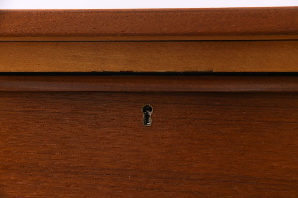 ヴィンテージ家具　北欧ビンテージ　シンプルなデザインの引き出し付きワークデスク(片袖机、在宅ワーク、在宅用)