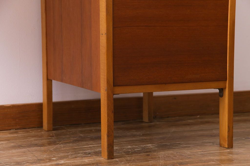 ヴィンテージ家具　北欧ビンテージ　シンプルなデザインの引き出し付きワークデスク(片袖机、在宅ワーク、在宅用)