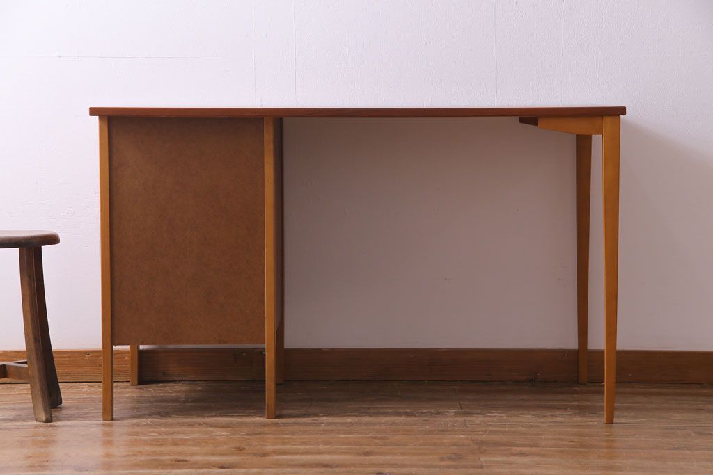 ヴィンテージ家具　北欧ビンテージ　シンプルなデザインの引き出し付きワークデスク(片袖机、在宅ワーク、在宅用)