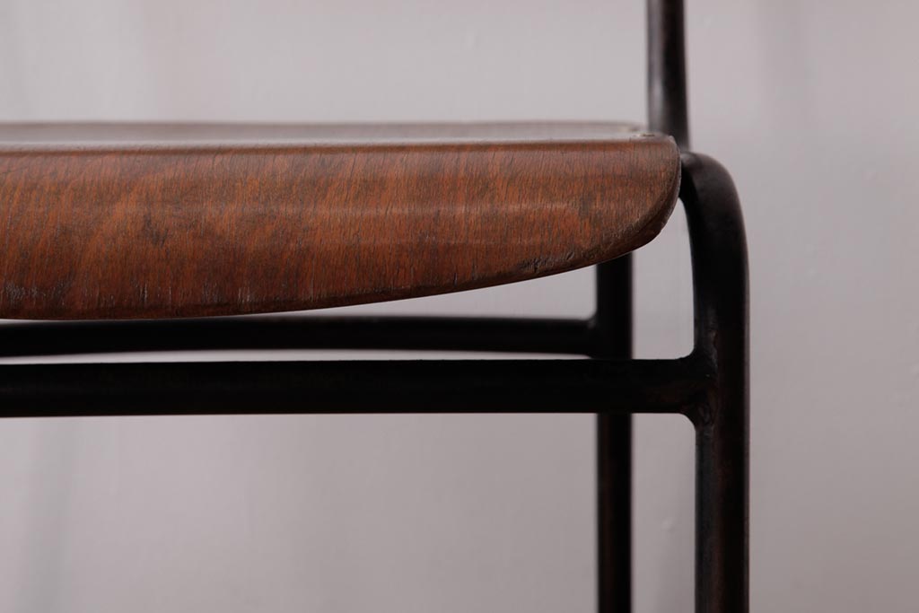 ヴィンテージ家具　ヨーロッパビンテージ　レトロな佇まいのスクールチェア(キッズチェア、鉄脚チェア、椅子)(1)