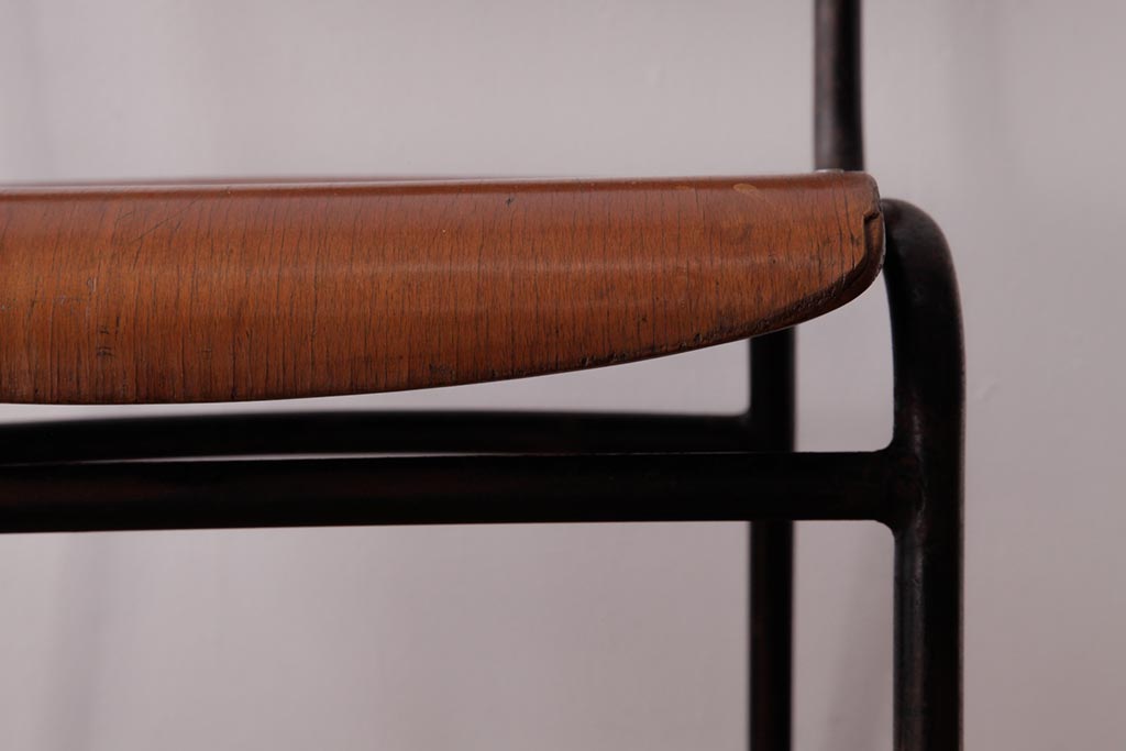 ヴィンテージ家具　ヨーロッパビンテージ　レトロな佇まいのスクールチェア(キッズチェア、鉄脚チェア、椅子)(2)