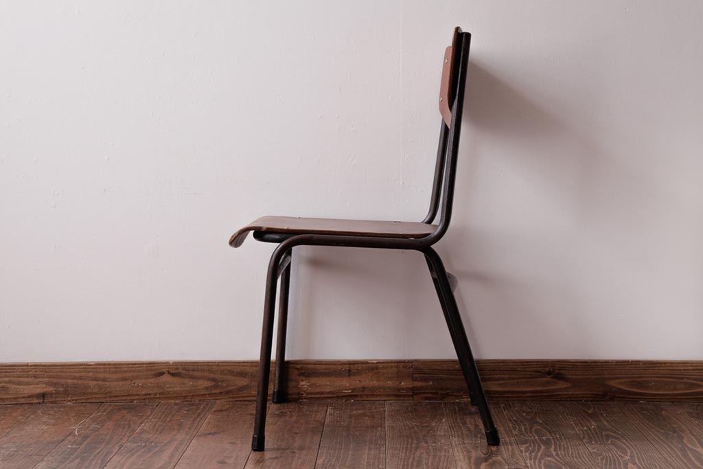 ヴィンテージ家具　ヨーロッパビンテージ　使い込まれた風合いが魅力のスクールチェア(キッズチェア、鉄脚チェア、椅子)(1)