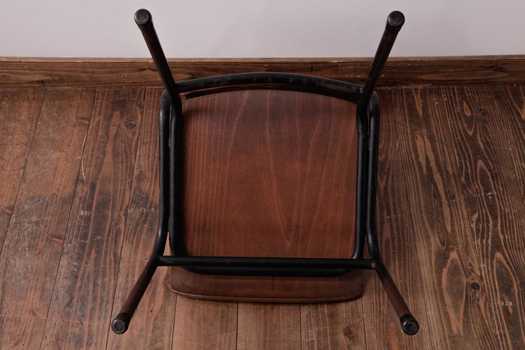 ヴィンテージ家具　ヨーロッパビンテージ　使い込まれた風合いが魅力のスクールチェア(キッズチェア、鉄脚チェア、椅子)(1)
