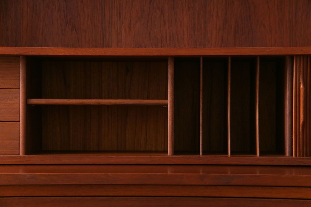 ヴィンテージ家具　北欧ビンテージ　デンマーク　作業台付き　お気に入りを並べて使えるカップボード(ブックシェルフ、陳列棚、オープンラック)(1)