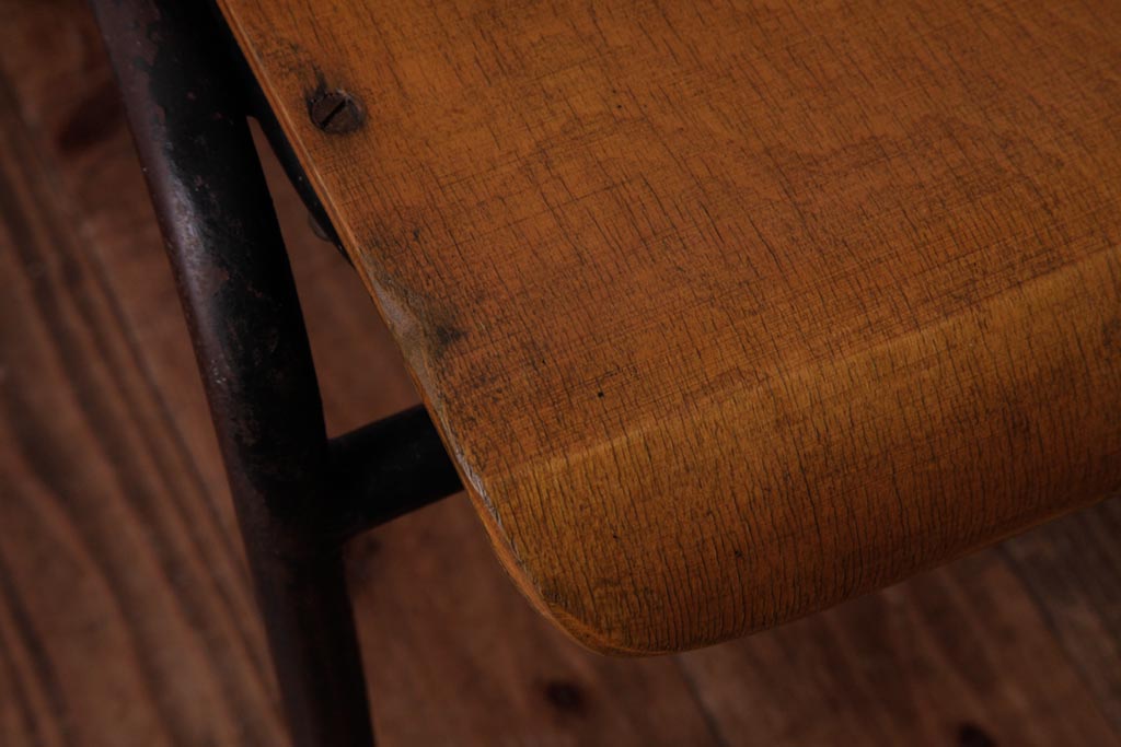 ヴィンテージ家具　ヨーロッパビンテージ　使い込まれた風合いが魅力のスクールチェア(キッズチェア、鉄脚チェア、椅子)(2)