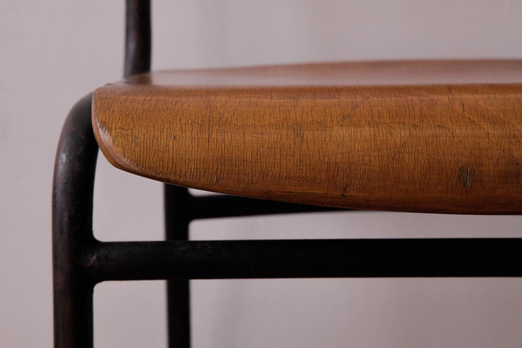 ヴィンテージ家具　ヨーロッパビンテージ　使い込まれた風合いが魅力のスクールチェア(キッズチェア、鉄脚チェア、椅子)(2)