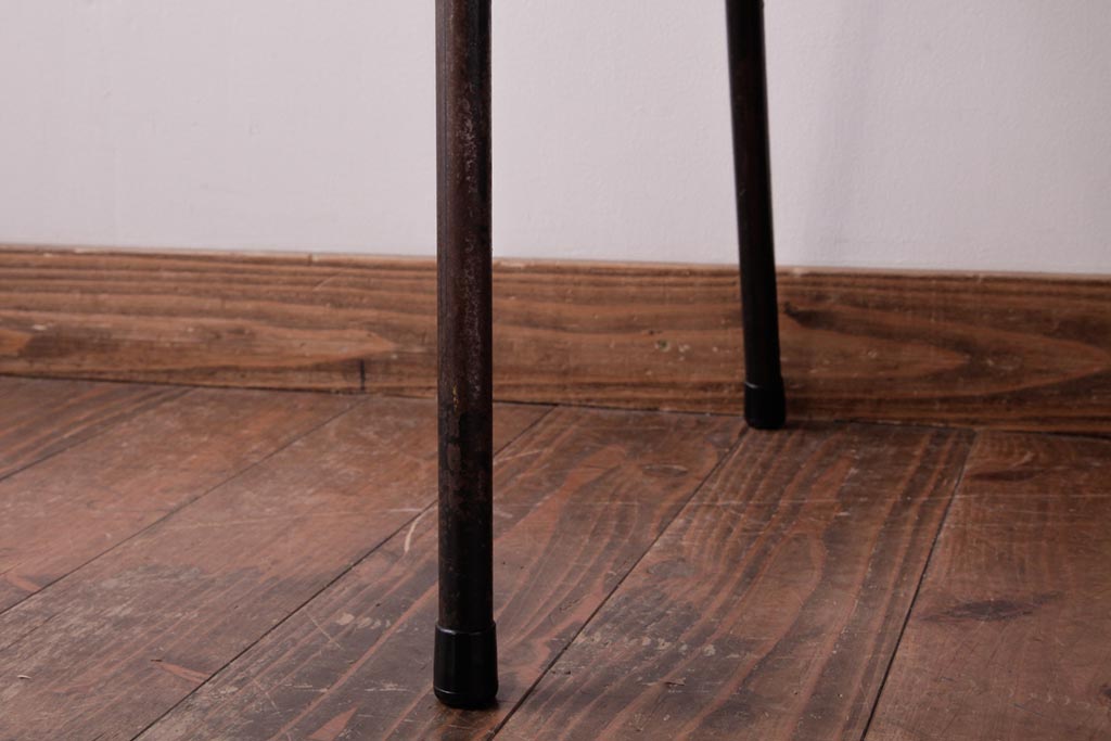 ヴィンテージ家具　ヨーロッパビンテージ　レトロな佇まいのスクールチェア(キッズチェア、鉄脚チェア、椅子)2脚セット