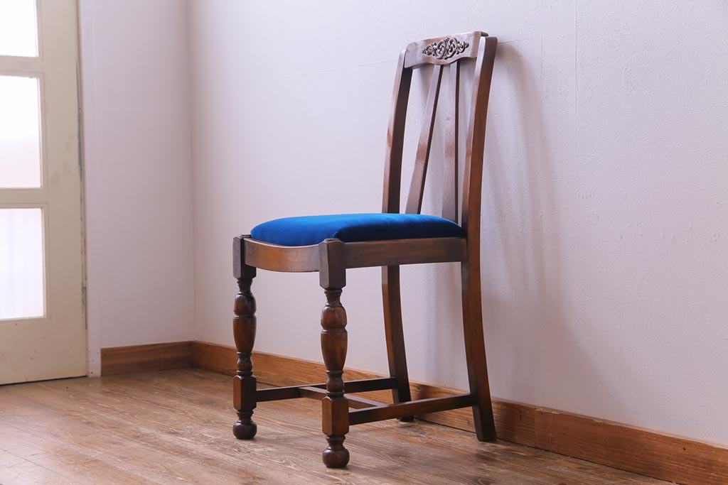 アンティーク家具　イギリスアンティーク　オーク材　背もたれのレリーフがおしゃれなチェア(ダイニングチェア、椅子)