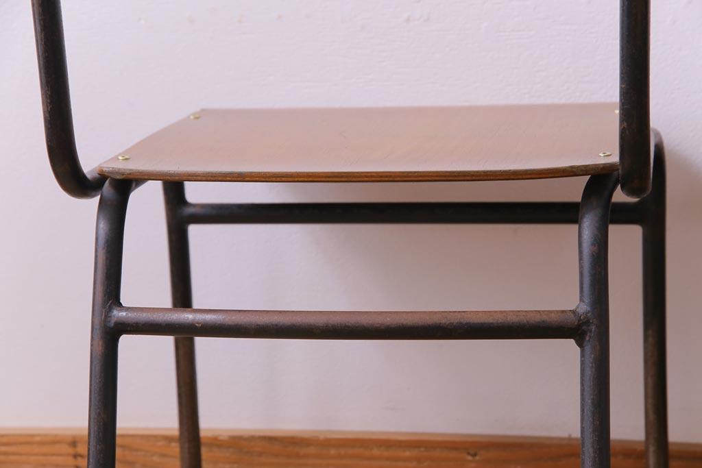 ヴィンテージ家具　ヨーロッパビンテージ　レトロな佇まいのスクールチェア(キッズチェア、鉄脚チェア、椅子)2脚セット(2)
