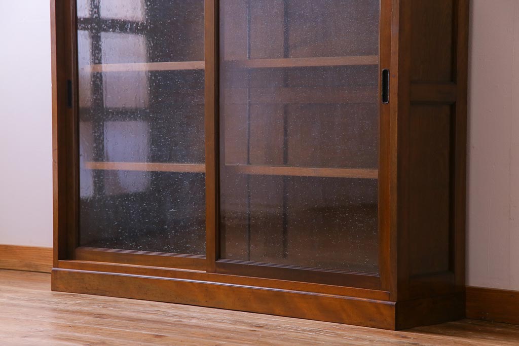 レトロ家具　昭和レトロ　カバ材　懐かしさあふれる佇まいの気泡ガラス戸収納棚(食器棚、戸棚、ブックケース)