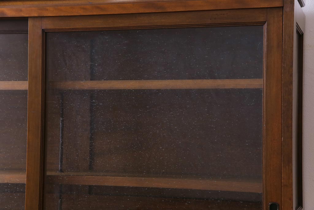 レトロ家具　昭和レトロ　カバ材　懐かしさあふれる佇まいの気泡ガラス戸収納棚(食器棚、戸棚、ブックケース)