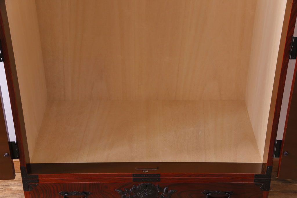 極美品　仙台箪笥　漆塗り　力強いケヤキの杢目と手打ち金具が見事なワードローブ(洋服箪笥、収納棚、キャビネット)