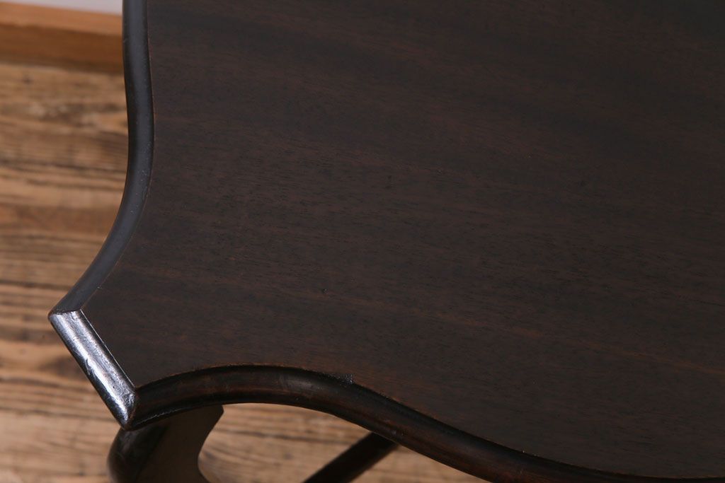 アンティーク家具　イギリスアンティーク　マホガニー材　エレガントな雰囲気が漂うオケージョナルテーブル(サイドテーブル、カフェテーブル)