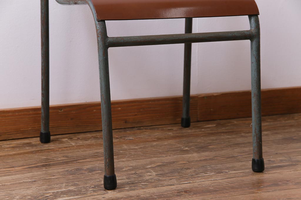 ヴィンテージ家具　イギリスビンテージ　ベークライト　座面のカーブが特徴的なスクールチェア(鉄脚チェア、椅子)(1)