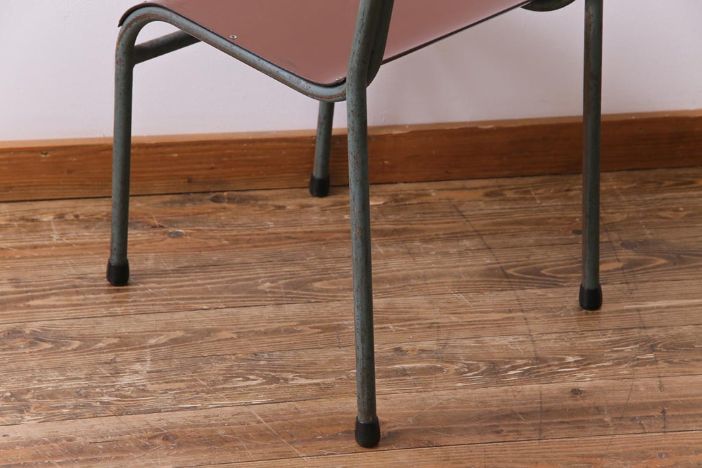 ヴィンテージ家具　イギリスビンテージ　ベークライト　座面のカーブが特徴的なスクールチェア(鉄脚チェア、椅子)(1)