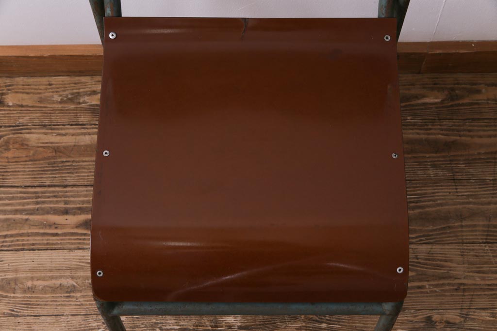 ヴィンテージ家具　イギリスビンテージ　ベークライト　座面のカーブが特徴的なスクールチェア(鉄脚チェア、椅子)(3)