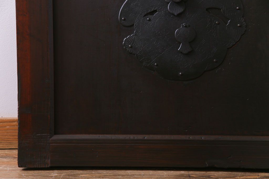 和製アンティーク　幅狭　造り込まれた金具が目を引く珍しい蔵戸(引き戸、建具、玄関戸)